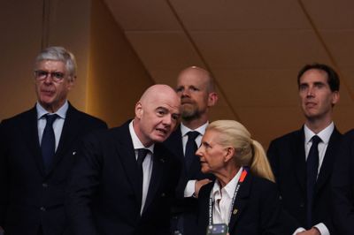 Fifa-præsident Gianni Infantino (til venstre og FA-forkvinde Debbie Hewitt (til højre) under VM 2026. Hewitt kræver svar om kontroversielt VM-forslag fra Infantino.