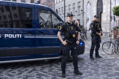 Politibil og politibetjent til øvelse i København i august 2025.
