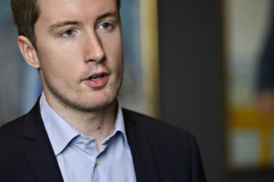 Boligminister Jacob Mark (SF) og regeringen vil hæve bødestørrelsen for overtrædelse af bopælspligten til 100.000 kroner, skriver Jyllands-Posten.