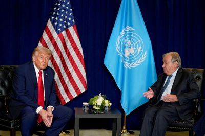 USA's præsident, Donald Trump, ses på billede fra sidste års generalforsamling i FN med FN's generalsekretær, António Guterres. Iranske repræsentanter får visa, som de i år kan deltage.
