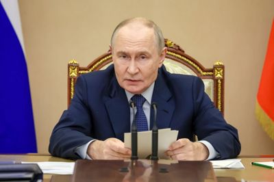 Den russiske præsident, Vladimir Putin, ses under et møde i Kreml i Rusland torsdag. Han har opfordret russerne til at gå til stemmeboksene i støtte til de russiske soldater i Ukraine.
