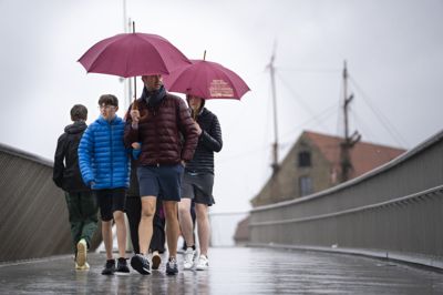 Weekenden står på byger og blæst, men der er også chancer for at se solen indimellem, siger Klaus Larsen, der er vagthavende meteorolog ved Danmarks Meteorologiske Institut (DMI), fredag morgen.