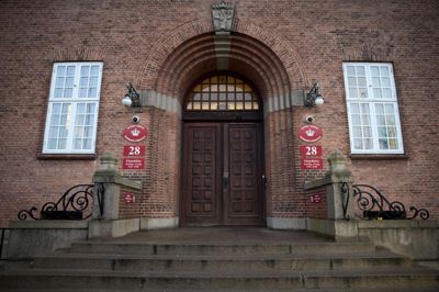 I Retten i Odense sidder YouTube-tvillingerne Oskar og Elias Hole fredag tiltalt for flere brud på markedsføringsloven i 2023.