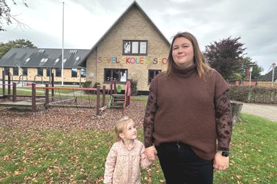 Bestyrelsesformand for Sevel Skole og Børnehus Camilla Vestergaard har været glad for at se den kampgejst, der har præget lokalområdet, da en lukning af skolen igen kom på bordet i forbindelse med byrådets budgetforhandlinger. Datteren Mathilde, 4 år, benytter til daglig SFO'en i Sevel Skole og Børnehus.