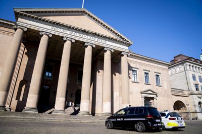 Københavns Byret har fredag taget hul på en sag mod en mand, der nægter sig skyldig i at have udsat en pige for voldtægt ved andet seksuelt forhold en samleje.