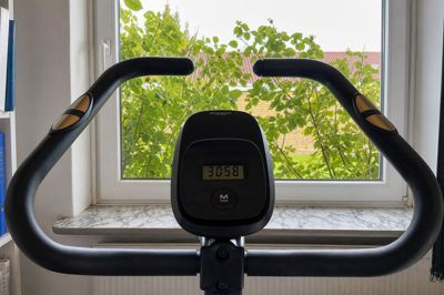 Med udsigt til haven kan jeg nu hjule af sted. Det lugter lidt mere af frihed end motionscentret.
