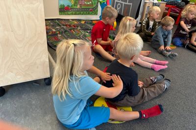 Børnene i Lions Børnehave skal som led i "Fri for mobberi" sidde sammen to og to, hvor de skiftes til at massere hinanden på ryggen, mens de hører historier.