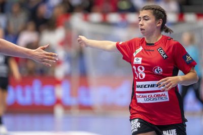 Den schweiziske fløjspiller Mia Emmenegger har forlænget sin aftale med Team Esbjerg.