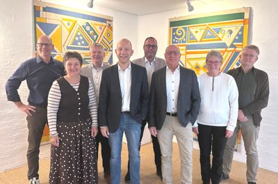 Syv af Holstebro Byråds partier står bag budgetforliget 2027-2030. Kun Liberal Alliance er ikke med. Fra venstre er det Per Nørgaard Mortensen (V), Helle Husted Lehmann (DD), Torben Gudiksen (R), borgmester Kenneth Tønning (V), Klaus Flæng (S), Tom Moesgaard Bro (K), Greta Mona Rusbjerg (DF) og Karsten Filsø (SF).