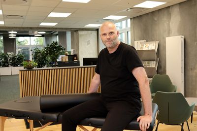 Heino Hansen er uddannet lægeeksamineret fysiurgisk massør og står bag det rullende massørfirma »Heino Massør«. Det var derfor oplagt at be´ham tage sin transportable briks med, da han var forbi for at fortælle om sit kørende firma.