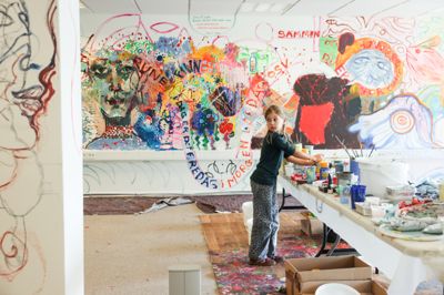 Både små og store kunstnere er godt i gang med at udsmykke væggene i den gamle bankbygning på Storegade. Her er det otteårige Emely Borup Nielsen.