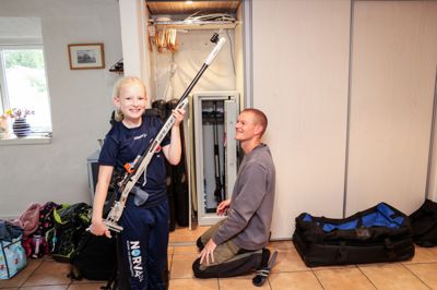 Riflen er næsten lige så stor som Gry Møller Pedersen. Men det stopper ikke den 11-årige pige fra Uhre, som i løbet af en uge har vundet to guldmedaljer.
