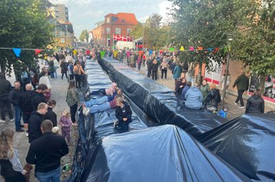 45 minutter inden de 500 gule badeænder skulle svømme om kap, begyndte folk at stimle sammen om den 30 meter lange bane, der var bygget af 36 halmpaller og 50 meter sort plastik. Der var også brugt 6000 liter vand. Vinderen af anderæset blev en and tilhørende Mads Jørgensen, som havde købt 25 ænder til sine fem børnebørn, Ella, Calvin, Ofelia, Malte og Merle.