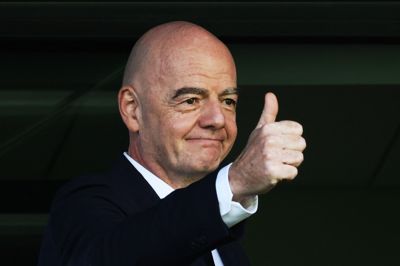 Fifa-præsident Gianni Infantino har været upopulær siden forslaget om, at private investorer kunne købe andele af et kommercielt selskab i Fifa. Nu vil Uefa og Concacaf havde Fifa til at udbetale penge til de 211 medlemslande.