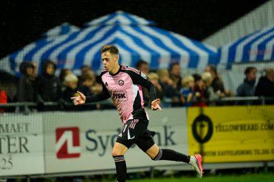Oliver Ross hamrede bolden i mål syv minutter efter pausen.
