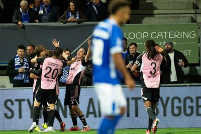 Silkeborg IF'ss Villads Westh bliver tiljublet efter scoringen til 3-0.