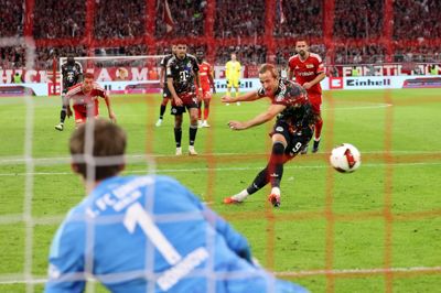 Harry Kane udplacerede Frederik Rønnow i første halvleg og blev den hurtigste til at nå 100 bundesligamål.