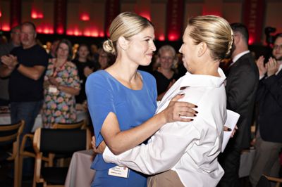 Borgmester Christina Krzyrosiak Hansen blev valgt som næstformand under et årsmøde og lykønskes af formand og statsminister Mette Frederiksen.