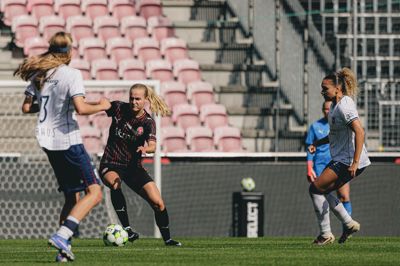 Forsvarsgeneralen Sofie Vendelbo og resten af FCM-kvinderne måtte indkassere sæsonens største nederlag i udekampen mod de forsvarende mestre og pokalvindere, HB Køge. Billedet her stammer dog fra en tidligere kamp