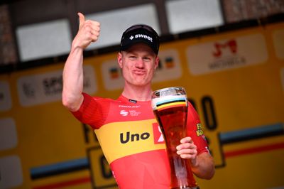 Henrik Breiner Pedersen er svært glad for Faxe Kondi, som er sponsor for Uno-X. Lørdagens overrasende sejr i Belgien blev dog skyllet ned med en stor øl.