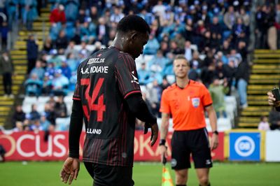 Indskiftede Abdou Aziz Ndiaye trak to advarsler på 11 minutter - og blev udvist kort før pausen. Det røde kort var FC Midtjyllands fjerde i indeværende sæson.