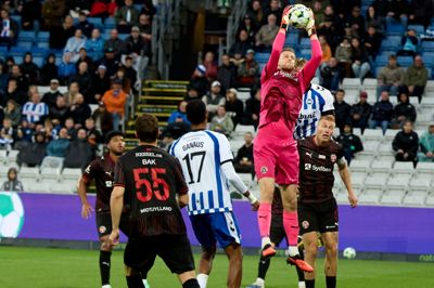 Elias Olafsson piller en af mange høje bolde ned fra de fynske luftlag. Den islandske landsholdsmålmand var - igen - en sikker sidste skanse i den pressede FCM-defensiv.