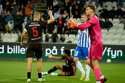 Elias Olafsson (t.h.) og FCM-defensiven var under hårdt pres i Odense, hvor den islandske målmand leverede stort - og tre gange måtte have assistance fra overliggeren og stolpen.