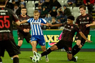 Pedro Bravo (nummer to fra højre) og holdkammeraterne i FC Midtjylland måtte slide hårdt for sikre det ene point i Odense.