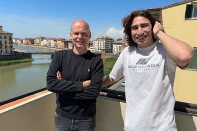 Sidste år i april rejste avisens sportsjournalist Mathias Hove Andersen (t.v.) til Pisa for at interviewe den tidligere SIF-spiller Alexander Lind. I sin tid på Jysk Park fortalte angriberen blandet andet om sin flyskræk og sit personlige tab af sin mor. Den tillidsfulde relation var med til at åbne døren til Alexander Linds private hjem i Italien. Mathias Hove, der fylder 40 år i morgen, fremhæver det som et eksempel på det, den lokale sportsjournalistik kan, fordi journalisten er tæt på kilderne.