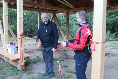 Så røg den røde snor. Det lokale byrådsmedlem Rune Lyager (FL) hjalp formand hos Brande Motion, Finn Lyng (t.h.), med at svinge saksen.