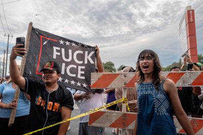 Vrede demonstranter har søndag eftermiddag samlet sig i Austin, hvor en mand tidligere på dagen blev skudt og såret af en ICE-betjent.