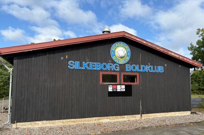 Silkeborg Boldklub holder til på Søholt. Her bliver der noget mere liv i de traditionsrige lokaler i fremtiden, når i første omgang to ungdomshold går i gang med træningen. Der er ambitioner om at skabe et endnu større miljø i flere rækker for de næstbedste ungdomsspillere i lokalområdet.