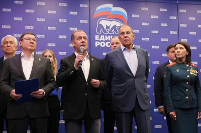 Forenet Rusland har taget valgsejren i landet med knap 58 procent af stemmerne. På billedet ses Dmitrij Medvedev (med mikrofon), der officielt er formand for partiet, sammen med landets udenrigsminister, Sergej Lavrov (til højre), i forbindelse valget.