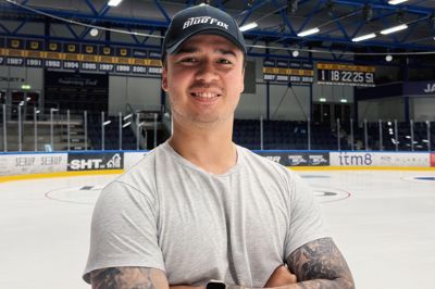 George Sørensen er vendt hjem til Herning Blue Fox som modnet familiefar med kone og to sønner. På isen kender målmanden i dag sine egne »knapper« bedre end nogensinde.