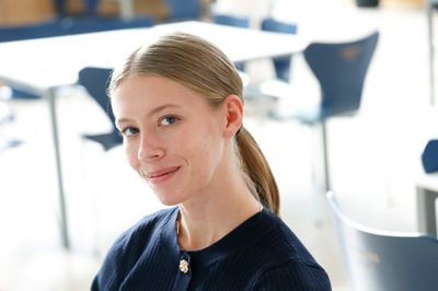 Louise Rosenlund, 23 år: Jeg bruger det faktisk ikke selv så meget indtil videre. Det er selvfølgelig noget, der bliver brugt på arbejdsmarkedet, så jeg er ikke i tvivl om, at jeg måske kommer til at bruge den mere på sigt, så jeg også kan bruge den, når jeg skal i arbejde. Jeg tror, det vigtigste er at være kritisk over for teknologien.