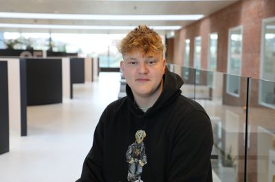 Lasse Müller tager nogle gange ud til folkeskoler for at fortælle om sosu-uddannelsen.