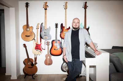 Musik fylder meget for Simon Bang Fischer. Både på væggen hjemme i Kibæk og i hans liv.