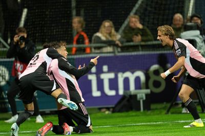 Oliver Ross (siddende) jubler her efter sit fremragende mål mod Lyngby i fredags.