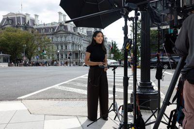 Journalist Akayla Gardner fra tv-stationen MS NOW rapporterede lørdag fra et fortov uden for Det Hvide Hus, efter at præsident Donald Trump har besluttet at smide tre store medier - MS NOW, CNN og Politico - ud af Det Hvide Hus på grund af utilfredshed med deres dækning.