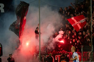 Stemningen var fin på lægterne, men forud for kampen leverede enkelte FCM-fans racistiske tilråb på vejen til stadion.