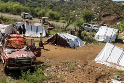 En mand ses på billede fra mandag i midlertidig lejr for mennesker, der er blevet fordrevet af kampe mellem houthier og saudiarabiskstøttede regeringsstyrker i Taiz-provinsen i Yemen.