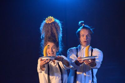 Nina og Nino er et par dansende, violinspillende klovne, som spilles af Antonia Cioaza og Jakob Nielsen fra Odin Teatret i Holstebro.