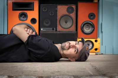 - Selv hører jeg meget forskelligt musik, lige fra pop/rock til heavy, jazz til singer/songwriter-musik. Jeg hverken kan eller vil kun nævne én kunstner. Det føles lidt som at skulle vælge et yndlingsbarn. Men Kashmir, Oasis, Søren Hus, Tunng, Jakob Bro, Peter Sommer, Bon Iver og her for nylig Ki!, Guldimund og Zar Paulo har gennem tiden haft stor betydning i mit liv, siger Tejs Dragheim-Lauritsen, der er ny musikkonsulent i Silkeborg Kommune. Han er ansat i en toårig projektstilling og skal være med til at løfte det lokale musikmiljø.
