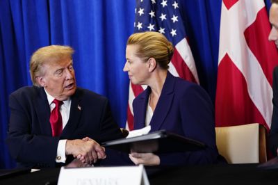 USA's præsident, Donald Trump, og statsminister Mette Frederiksen (S) gav hånd, og der var også tid til et kram, da aftale om Grønland blev underskrevet.