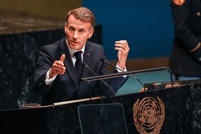 Frankrigs præsident, Emmanuel Macron, ses tirsdag udtale sig ved FN's Generalforsamling i New York. Han udtalte sig blandt andet om Gaza, hvor han sagde, at »nogle hævder, at der er opnået fred«, men at »det er et skuespil, der bringer skam over os alle.«