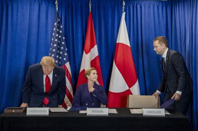 Statsminister Mette Frederiksen, Grønlands regeringsleder, Jens-Frederik Nielsen, og USAs præsident, Donald Trump, ses under underskriftsceremoni i FN-bygningen i New York tirsdag.