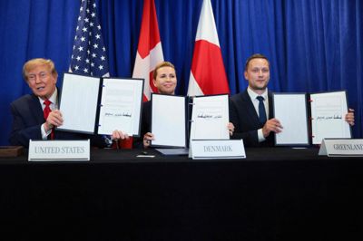 USA's præsident, Donald Trump, statsminister Mette Frederiksen (S) og Grønlands regeringsleder, Jens-Frederik Nielsen, viser underskrifterne frem, efter at de tirsdag formelt indgik en fælles sikkerheds- og forsvarsaftale ved en ceremoni i New York City.