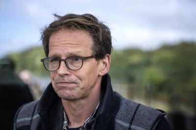 Kunstner Ibi-Pippi Orup Sommer - her fotograferet ved Vestre Landsret i 2023 - afviser at have krænket og chikaneret en bestemt fængselsbetjent med værket »Toksisk Maskulinitet«.