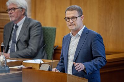 Minister Christian Rabjerg Madsen (S) vil sikre, at der ikke opføres svinestalde til en anden fremtidig regulering.