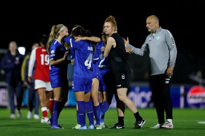 Yukina Sakabe (nummer 4) måtte trøstes af holdkammeraterne efter 0-1-nederlaget. Hun begik straffesparket, som førte til Arsenals scoring i tillægstiden.